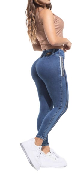 JEANS LEVANTA COLA AZUL MEDIO CON PEDRERIA Y DISEÑO EN LATERALES – 64434