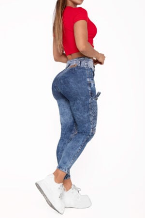 JEANS LEVANTA COLA AZUL MEDIO CON PEDRERIA PERLAS DESTROYED  SIN BOLSILLOS  BOTA SKINNY – 64456