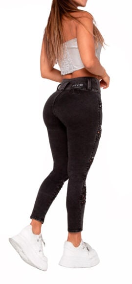 JEANS LEVANTA COLA COLOR GRIS CON  DISEÑO EN PIERNA EFECTO CUERO – 64292