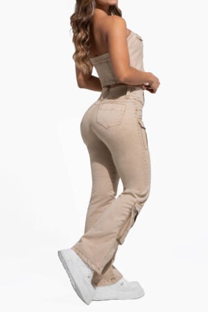 JEANS LEVANTA COLOR CAQUI CON BOLSILLOS CARGO EN LATERALES BOTA ANCHA – 50499