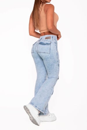 JEANS LEVANTA COLA AZUL CLARO CON BOLSILLOS CARGO Y DESTROYED BOTA ANCHA – 50516
