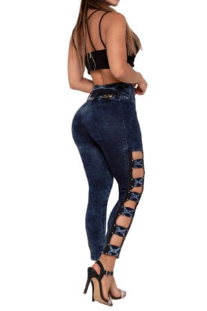 JEANS LEVANTA COLA AZUL MEDIO CORTES EN LATERALES CON PEDRERIA BOTA SKINNY- 64461