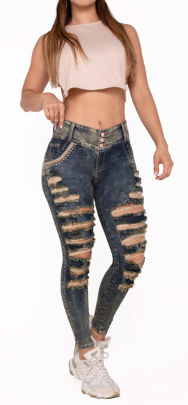JEANS LEVANTA COLA AZUL CON PEDRERIA Y PERLAS DESTROYED EN PIERNAS BOTA SKINNY  – 64552