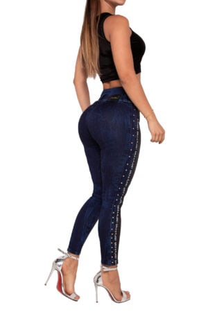 JEANS LEVANTA COLA AZUL MEDIO CON PEDRERIA  SIN BOLSILLOS  CON DISEÑO EFECTO CUERO EN LA PARTE DELANTERA  BOTA SKINNY- 64548