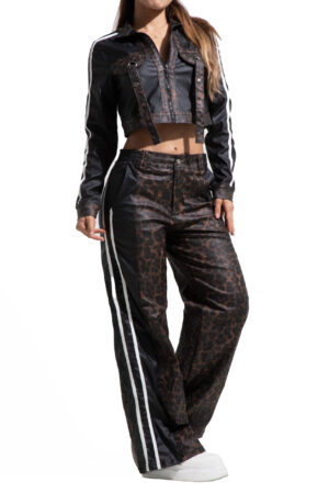 SET JEANS COLOR CAFE EFECTO CUERO ANIMAL PRINT BOTA ANCHA CON CHAQUETA – 644301