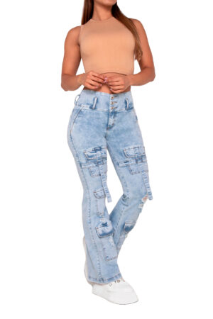 JEANS LEVANTA COLA AZUL CLARO CON BOLSILLOS CARGO Y DESTROYED BOTA ANCHA – 50516