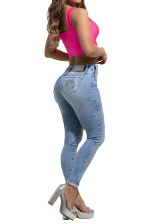 JEANS LEVANTA COLA AZUL CLARO CON PEDRERIA – 80804