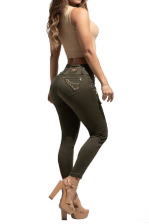 JEANS DISEÑO LEVANTACOLA VERDE CON BOLSILLOS TRASEROS DECORADOD CON PEDRERIA BOTA SKINNY – 808111