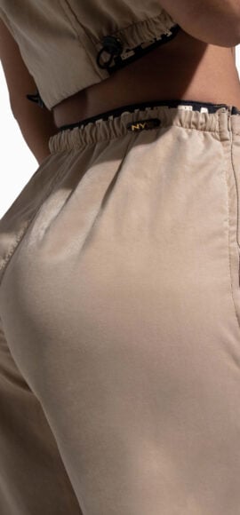 CONJUNTO COLOR CAQUI CON BOLSILLOS CARGO EN LATERALES BOTA ANCHA CAMISA ENRESORTADA EN LA PARTE BAJA  – 71092