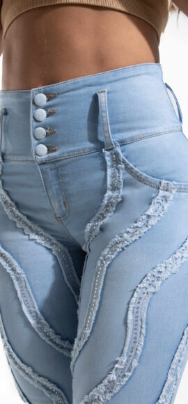 JEANS LEVANTA COLA AZUL CLARO  BORDADA Y PREDRERIA BOTA SKINNY- 90701