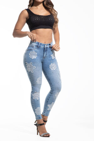 JEANS LEVANTA COLA AZUL CLARO CON BORDADA LENTEJUELA Y PERLAS BOTA SKINNY – 50498