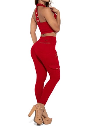 SET CROP TOP + JEANS CON PEDRERIA BOLSILLOS CARGO BOTA SKINNY LEVANTA COLA COLOR ROJO – 71314