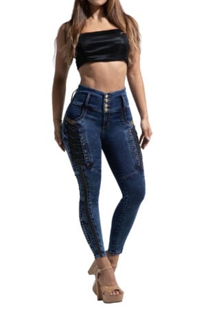 JEANS LEVANTA COLA AZUL OSCURO JASPEADO CON PEDRERIA CON DISEÑO EN LA TERALES CON SOBREPUESTO EN LATERALES EN EFECTO CUERO BOTA SKINNY – 64445