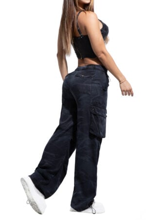 JEANS NEGRO CON MANUALIDAD DE BIGOTES DESGASTADO BOLSILLOS CARGO – BOTA ANCHA -50524
