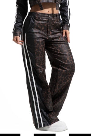 JEANS COLOR CAFE EFECTO CUERO ANIMAL PRINT BOTA ANCHA  – 64430