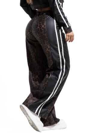JEANS COLOR CAFE EFECTO CUERO ANIMAL PRINT BOTA ANCHA  – 64430
