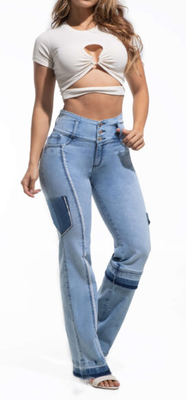 JEANS LEVANTA COLA AZUL CLARO CON PEDRERIA Y DESTROYER  BOTA ANCHA – 50504