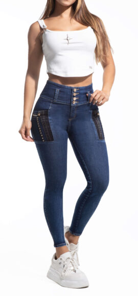 JEANS LEVANTA COLA AZUL MEDIO  CON PEDRERIA  Y BOLSILLOS EN  LATERALES  BOTA SKINNY– 64300