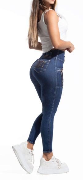 JEANS LEVANTA COLA AZUL MEDIO  CON PEDRERIA  Y BOLSILLOS EN  LATERALES  BOTA SKINNY– 64300