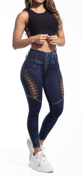 JEANS LEVANTA COLA AZUL OSCURO CON CORTES EN PIERNA AMBIENTADO CON CORDON Y  PEDRERIA BOTA SKINNY – 64365