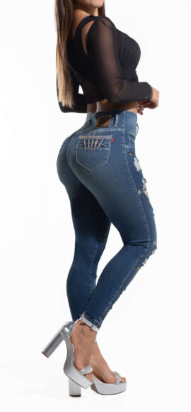 JEANS LEVANTA COLA AZUL CLARO CON PEDRERIA EN BOLSILLOS TRASEROS DESTROYED EN LATERALES  BOTA SKINNY – 712698