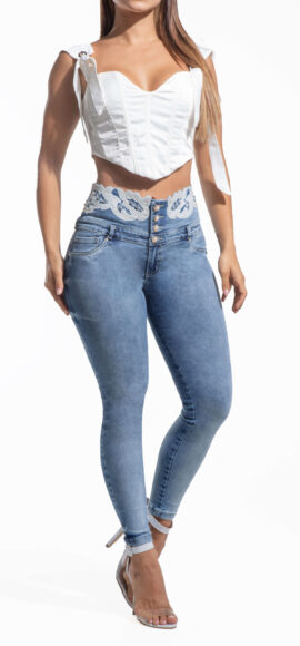 JEANS LEVANTA COLA AZUL CLARO SIN BOLSILLOS  CON PEDRERIA Y BORDADO EN PRETINA – 71232