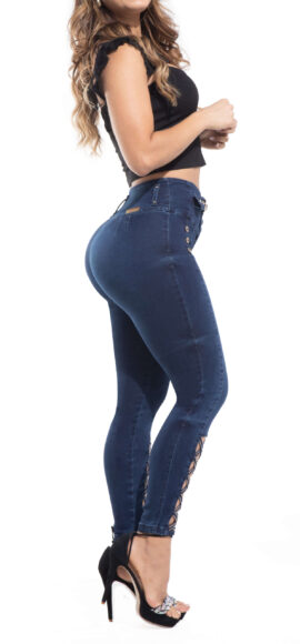 JEANS LEVANTA COLA AZUL OSCURO CON PEDRERIA CORTES EN DELANTERO Y DISEÑO EN BOTA DETALLE EN PRETINA  – 71217
