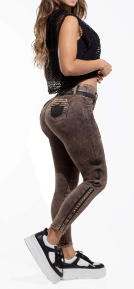JEANS LEVANTA COLA CAFE  CON PEDRERIA BOTA SKINNY – 64397
