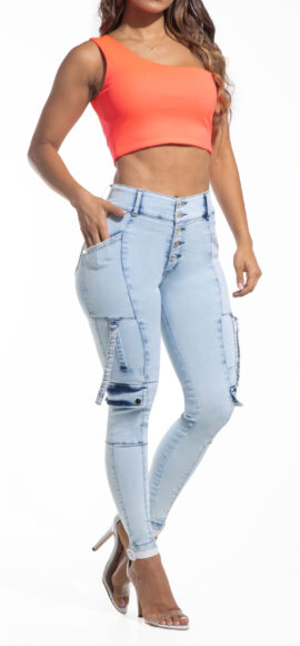 JEANS LEVANTA COLA AZUL CLARO CON PEDRERIA BOLSILLOS CARGO BOTA SKINNY  – 71265
