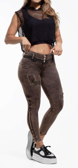 JEANS LEVANTA COLA CAFE  CON PEDRERIA BOTA SKINNY – 64397