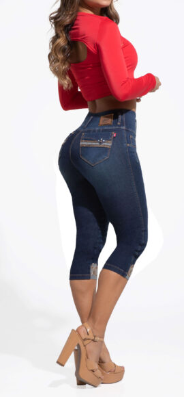 JEANS LEVANTACOLA TIPO CAPRI AZUL OSCURO CON BOLSILLOS BOTA Y DELANTEROS DECORADOS CON PEDRERIA – 71220
