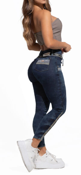 JEANS LEVANTA COLA AZUL OSCURO CON PEDRERIA DISEÑO EN PRETINA CON CORDON BOTA SKINNY CON DISEÑO – 64424