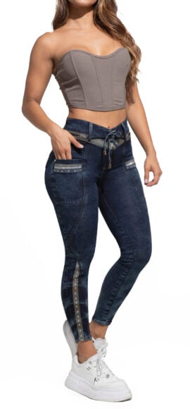 JEANS LEVANTA COLA AZUL OSCURO CON PEDRERIA DISEÑO EN PRETINA CON CORDON BOTA SKINNY CON DISEÑO – 64424