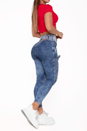 JEANS LEVANTA COLA AZUL MEDIO CON PEDRERIA PERLAS DESTROYED  SIN BOLSILLOS  BOTA SKINNY – 64456