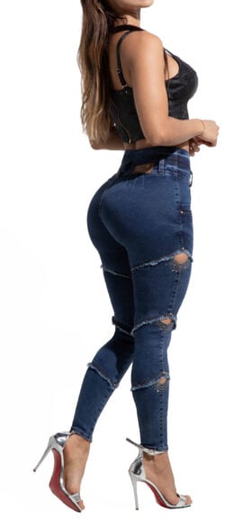 JEANS LEVANTA COLA AZUL MEDIO CON PEDRERIA  DESTROYED  HABERTURAS EN LATERALES – 64460