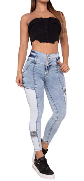 JEANS LEVANTA COLA AZUL CLARO CON CORTES Y ESTAMPADO AMBIENTADO CON PEDRERIA- 64387
