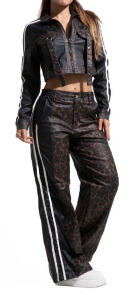 SET JEANS COLOR CAFE EFECTO CUERO ANIMAL PRINT BOTA ANCHA CON CHAQUETA – 644301