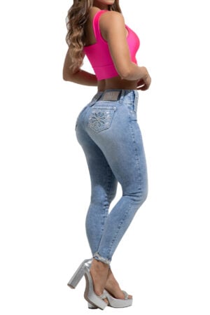 JEANS LEVANTA COLA AZUL CLARO CON PEDRERIA – 80804