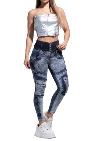JEANS LEVANTA COLA AZUL OSCURO CON CORTES DELANTEROS AMBIENTADOS CON PEDRERIA BOTA SKINNY – 64478