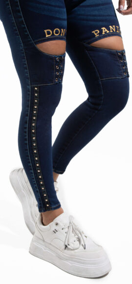 JEANS LEVANTA COLA AZUL OSCURO SIN BOLSILLOS CORTES EN FRENTE ESTAMPADOS Y PEDRERIA  – 64361