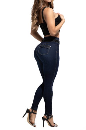JEANS LEVANTA COLA AZUL OSCURO CON PEDRERIA CREMALLERAS DECORATIVAS BOTA SKINNY – 80805