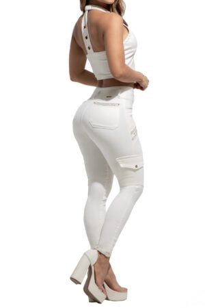 SET CROP TOP + JEANS CON PEDRERIA BOLSILLOS CARGO BOTA SKINNY LEVANTA COLA COLOR MARFIL – 713141