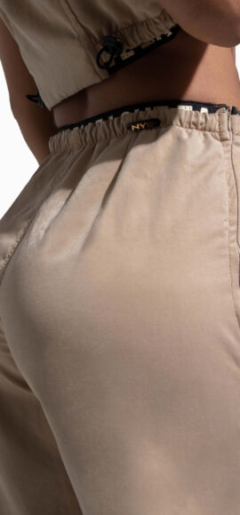 CONJUNTO COLOR CAQUI CON BOLSILLOS CARGO EN LATERALES BOTA ANCHA CAMISA ENRESORTADA EN LA PARTE BAJA  – 71092