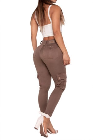 JEANS LEVANTACOLA CAFE CON BOLSILLOS CARGO DISEÑO EN LOS LATERALES 50507