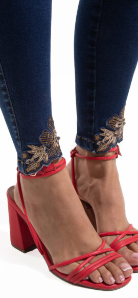 CONJEANS LEVANTA COLA AZUL MEDIO SIN BOLSILLOS BORDADO AVERTURA EN PRETENIA  BOTA SKINNY – 71237