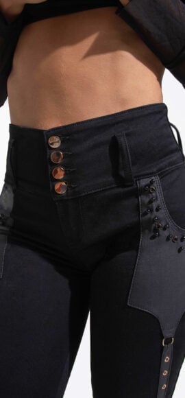 JEANS LEVANTA COLA NEGRO CON PEDRERIA EN BOLSILLOS DELANTERO BOTA SKINNY – 64246