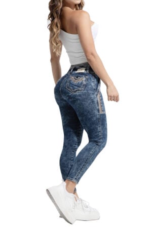 JEANS LEVANTA COLA AZUL OSCURO EFECTO TIE DYE PEDRERIA BOTA SKINNY- 64549