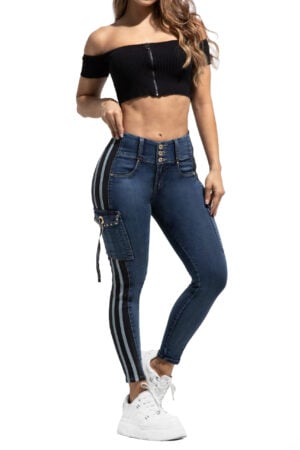 JEANS LEVANTA COLA AZUL MEDIO CORTES EN LATERALES  BOLSILLOS CARGO CON PEDRERIA – 64463