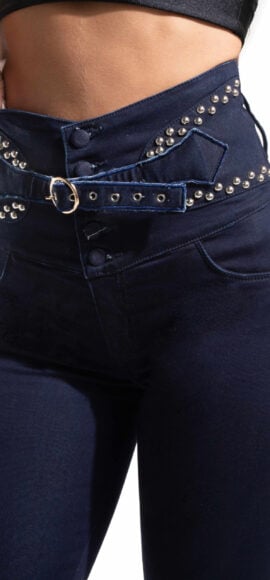 JEANS LEVANTA COLA AZUL OSCURO CON PEDRERIA FAJA SIN BOLSILLOS   – 64190