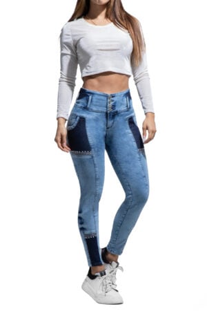 JEANS LEVANTA COLA AZUL MEDIO CON BOLSILLOS Y CORTES AMBIENTADOS CON PEDRERIA BOTA SKINNY – 64446